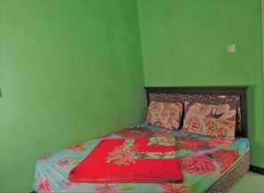 Standard Room | Desk - Hotel Nirmala (Plaosan)