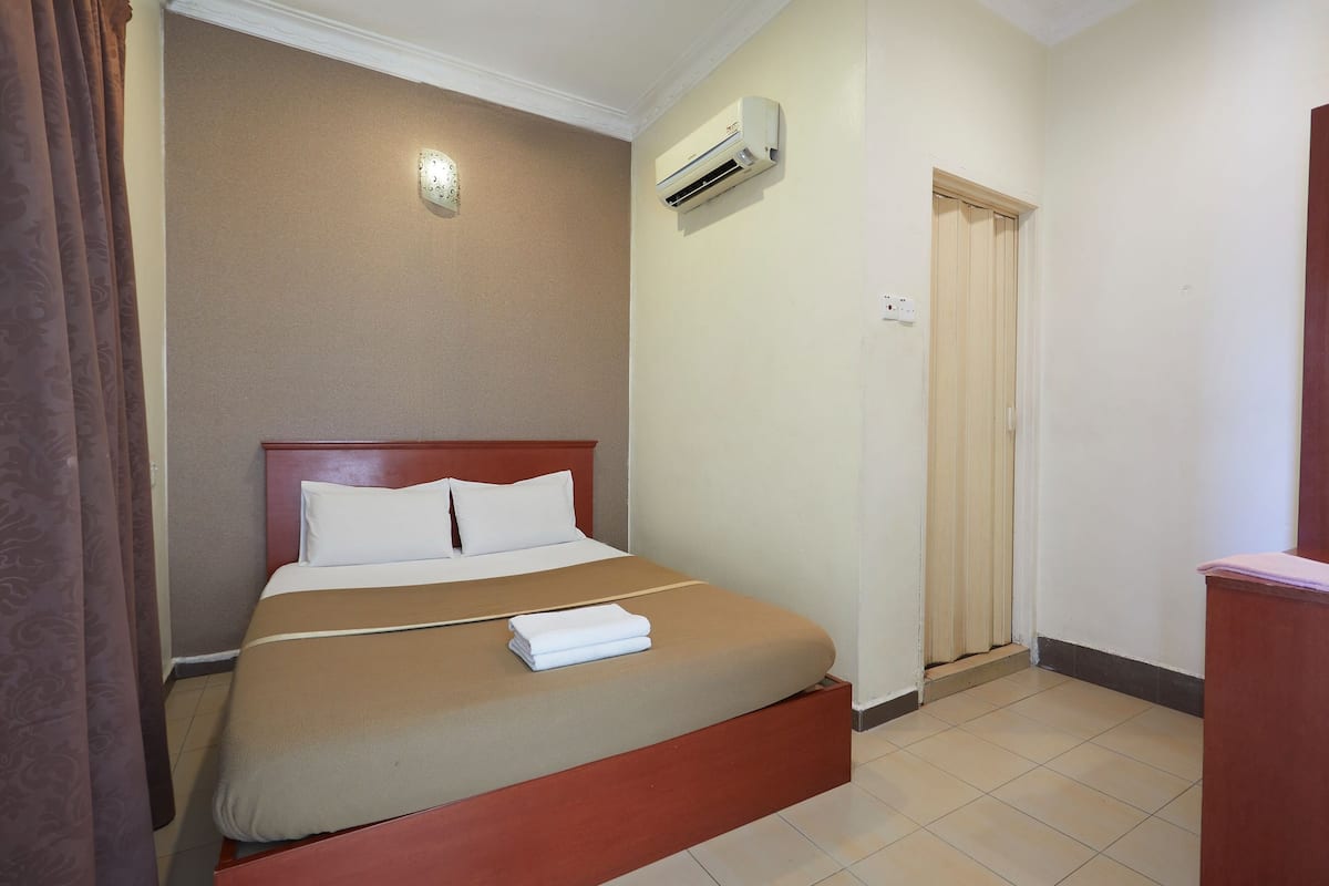 Desk, free WiFi, bed sheets