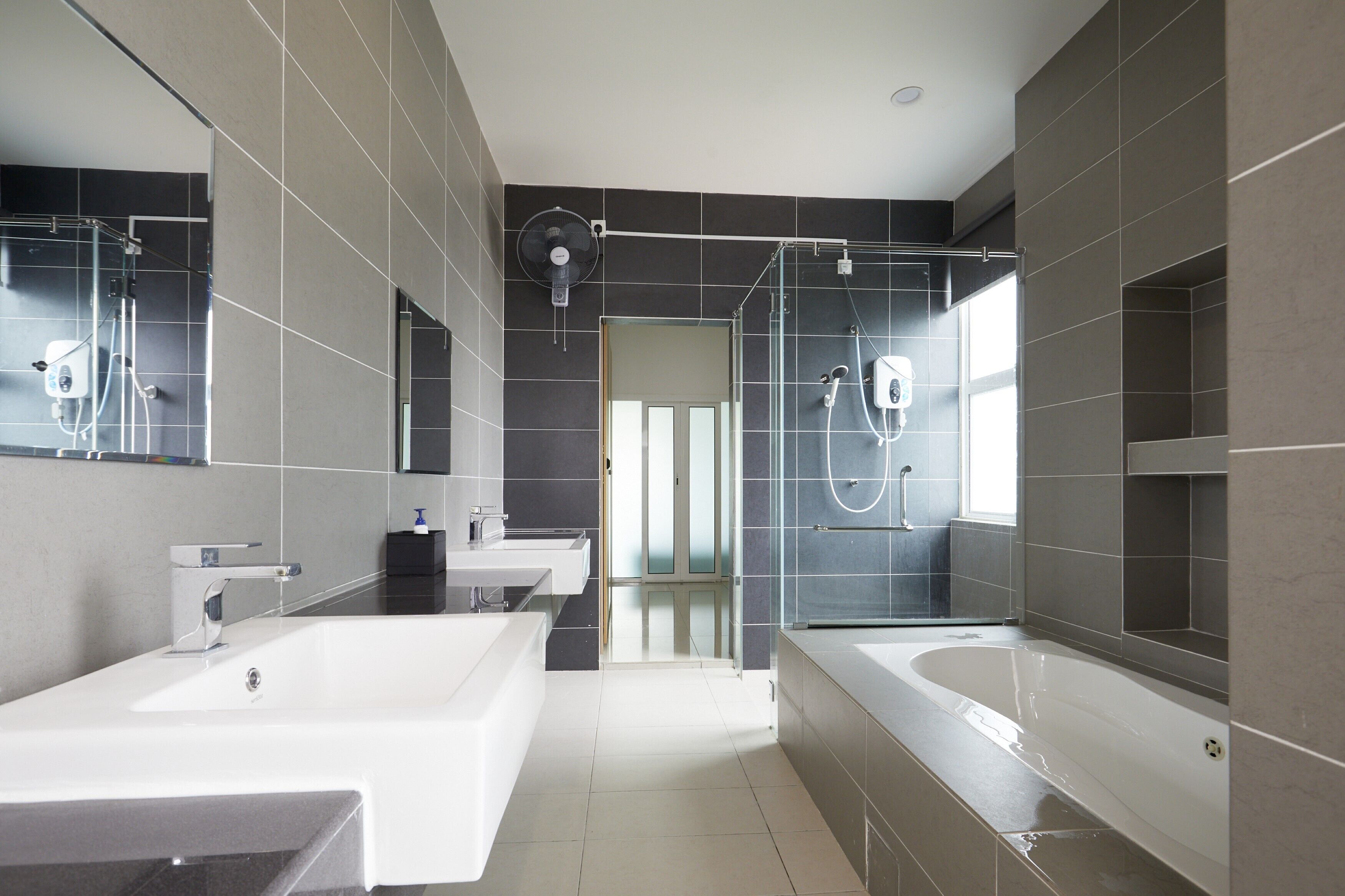 Bungalow Premium | Kamar mandi | Shower, perlengkapan mandi gratis,  dan pengering rambut