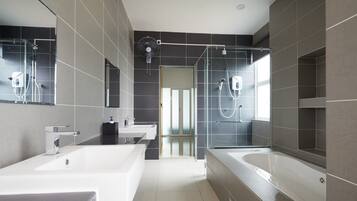 Bungalow Premium | Kamar mandi | Shower, perlengkapan mandi gratis, dan pengering rambut