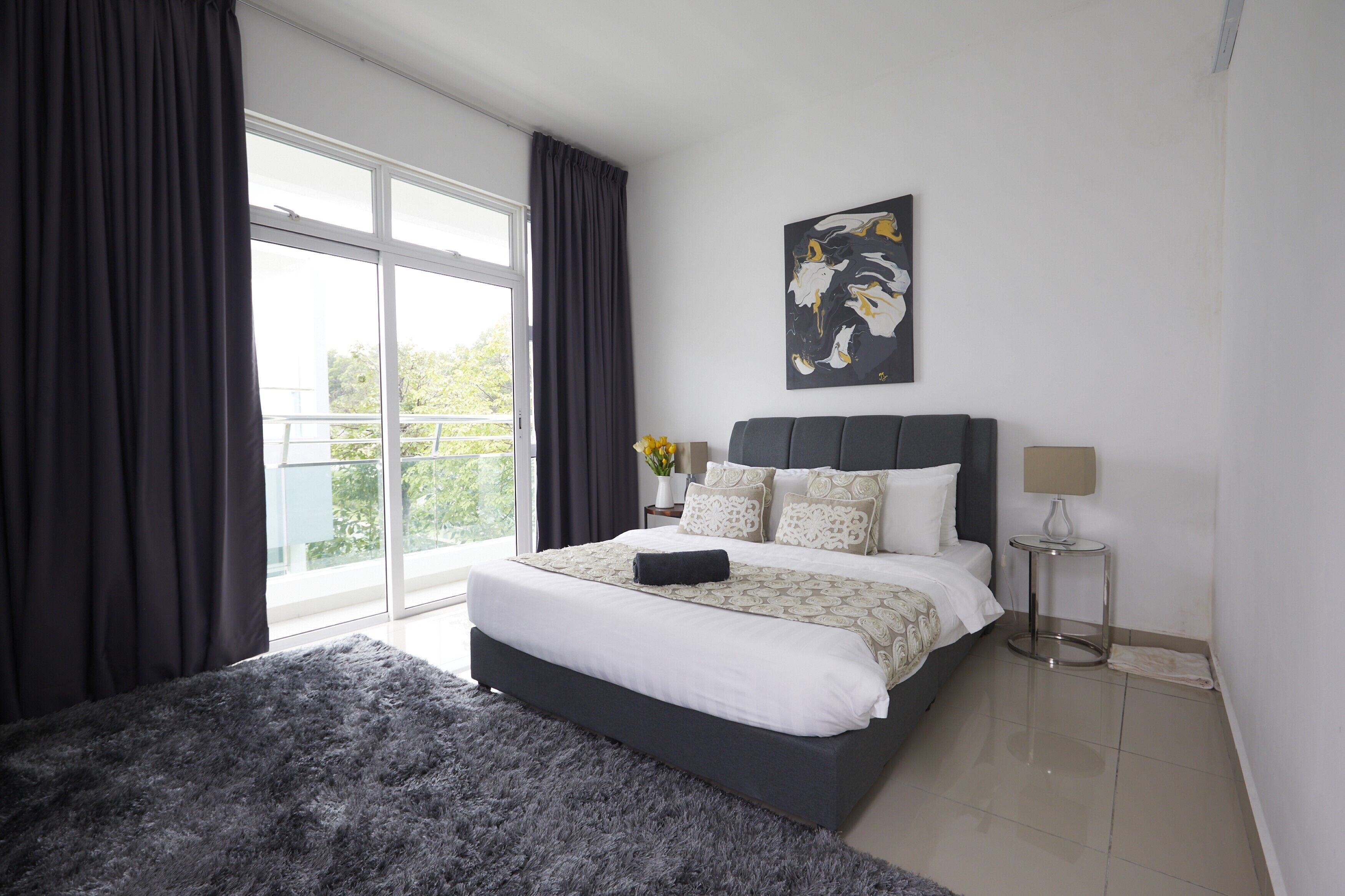 Desk, iron/ironing board, WiFi, bed sheets