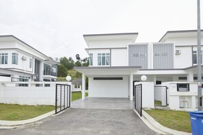 Villa, 4 habitaciones | Escritorio, tabla de planchar con plancha, wifi y ropa de cama