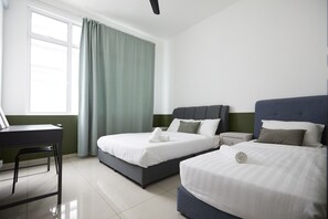 Habitación triple ejecutiva | Escritorio, tabla de planchar con plancha, wifi y ropa de cama