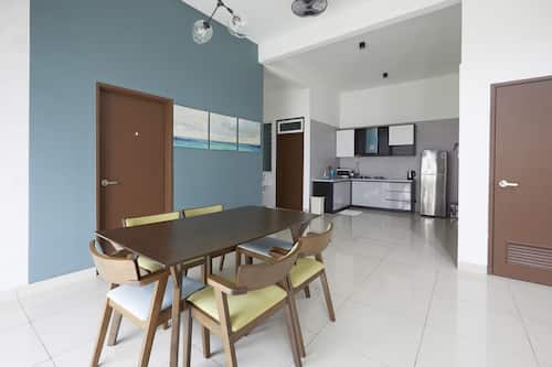 Villa, 4 chambres | Cuisine privée | Réfrigérateur dans les aires communes, table de salle à manger