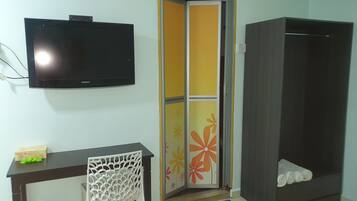 Quadruple Room | Desk, soundproofing, free WiFi, bed sheets