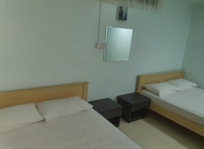Quadruple Room | Desk, soundproofing, free WiFi, bed sheets - Hotel Permai Melaka Raya (Malacca City)