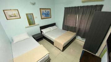Triple Room | Desk, soundproofing, free WiFi, bed sheets
