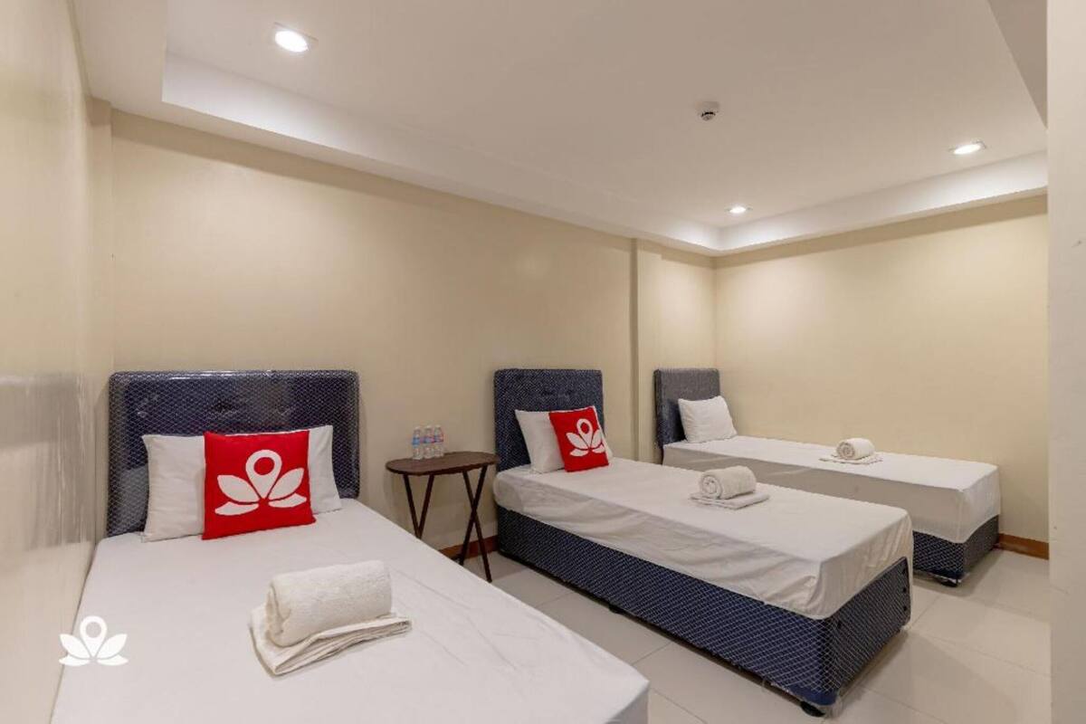 Standard Triple Room | Desk, WiFi (free), bed sheets