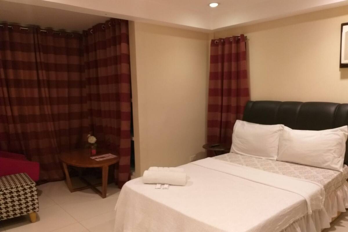 Desk, WiFi (free), bed sheets