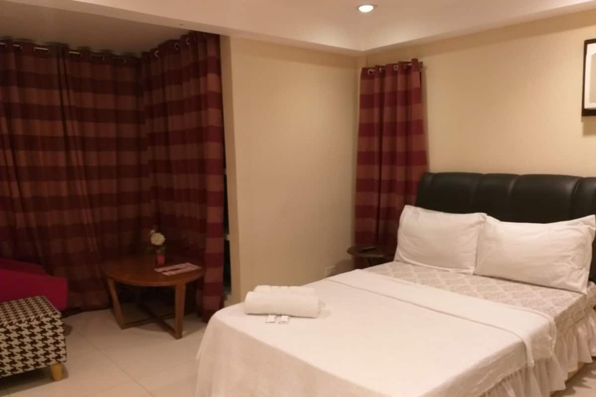 Escrivaninha, Wi-Fi de cortesia, roupa de cama