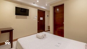 Standard Double Room | Desk, WiFi (free), bed sheets - Planet G Hotel (San Juan)