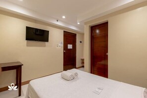 Standard Double Room | Desk, free WiFi, bed sheets - Planet G Hotel (San Juan)