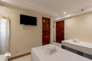 Standard Triple Room | Desk, free WiFi, bed sheets - Planet G Hotel (San Juan)