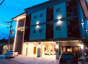 Façade de l’hébergement  – soirée/nuit