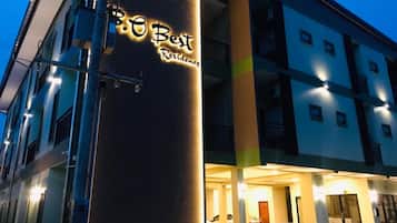 Majoituspaikan julkisivu illalla/yöllä