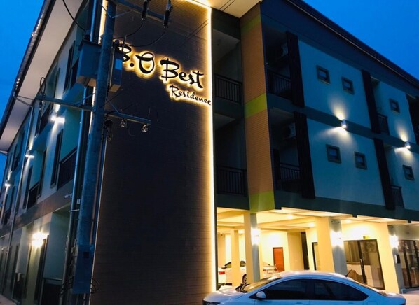 Fachada de la propiedad por la tarde o noche