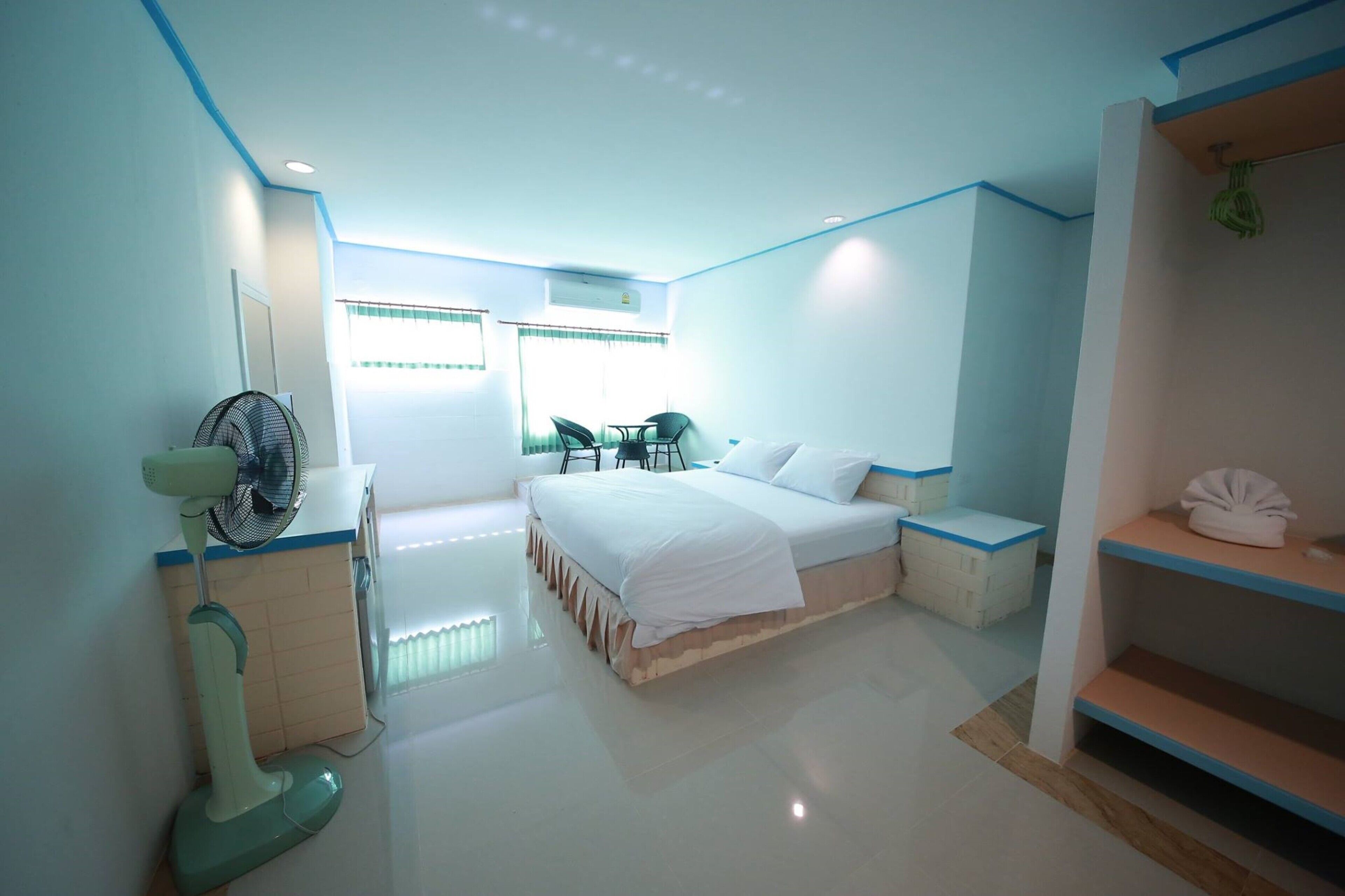 Triple Room | Desk, free WiFi