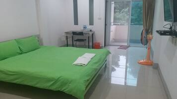 Escritorio, wifi gratis y ropa de cama