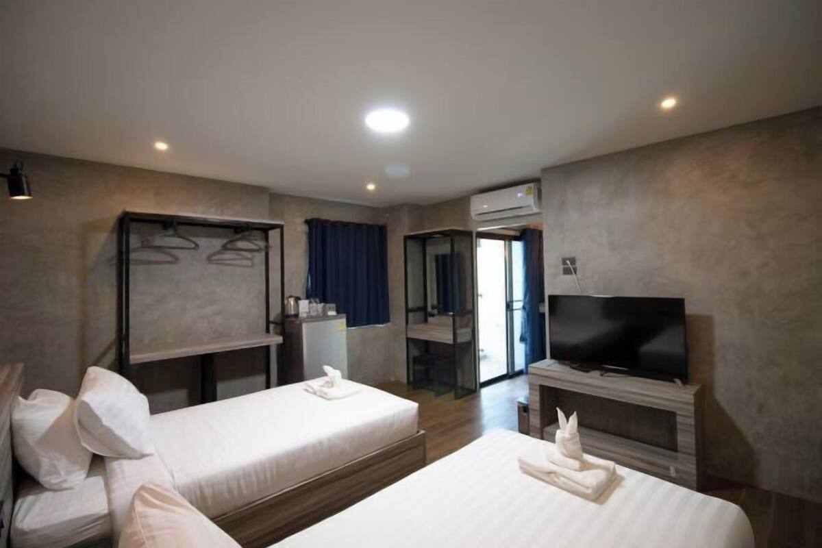 Escritorio, wifi gratis y ropa de cama