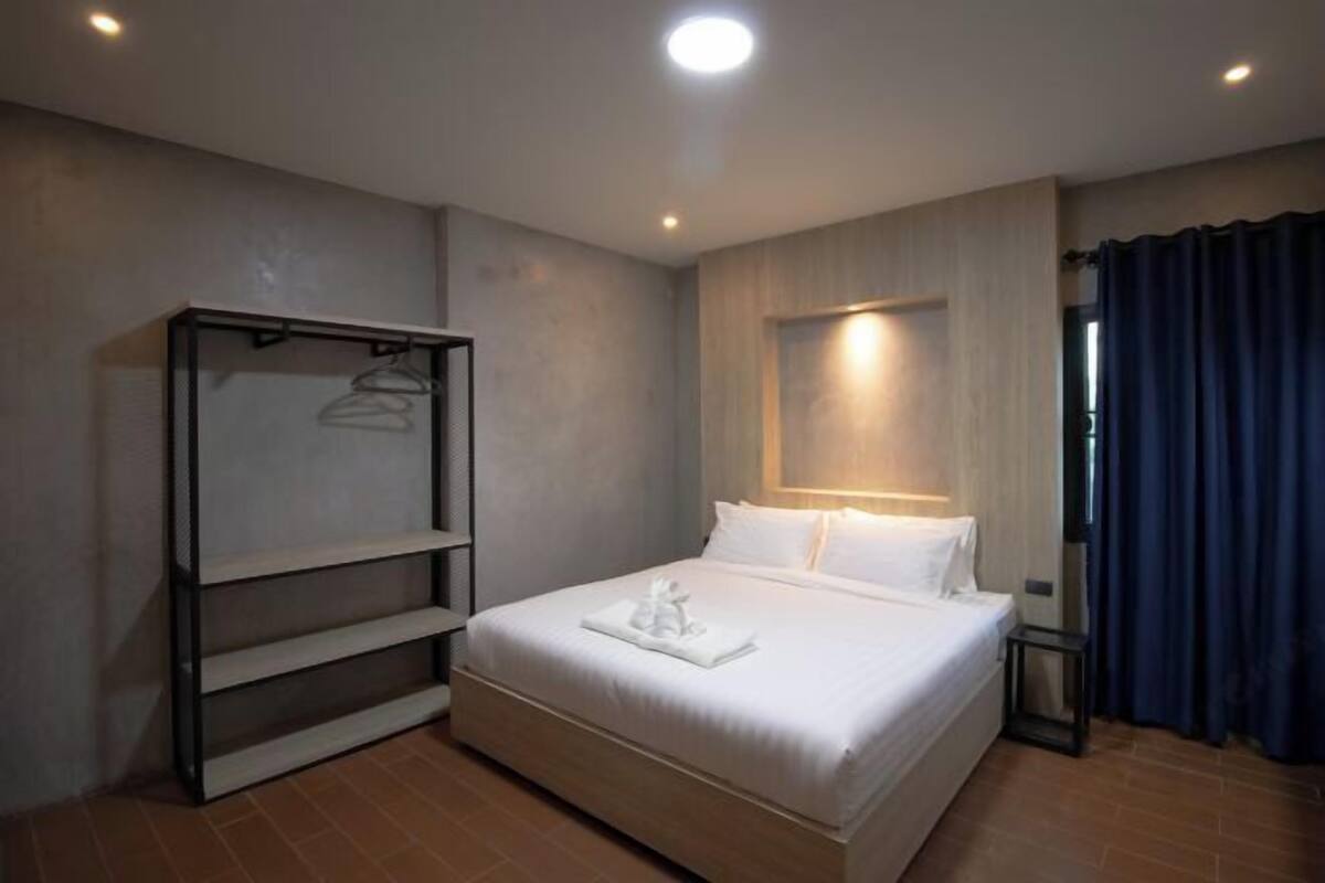 Escritorio, wifi gratis y ropa de cama
