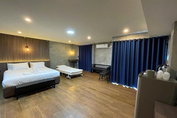 Habitación triple superior | Escritorio, wifi gratis, ropa de cama