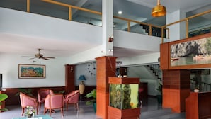 Eine geräumige Lobby mit hoher Decke, einer Treppe und einem großen Aquarium.