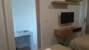 Standard Twin Room | Desk, free WiFi