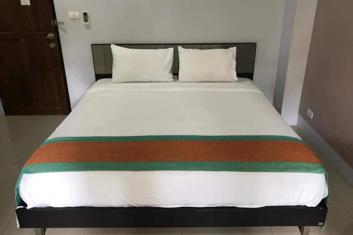 Escritorio, wifi gratis y ropa de cama