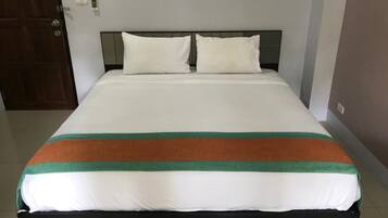 Escritorio, wifi gratis y ropa de cama
