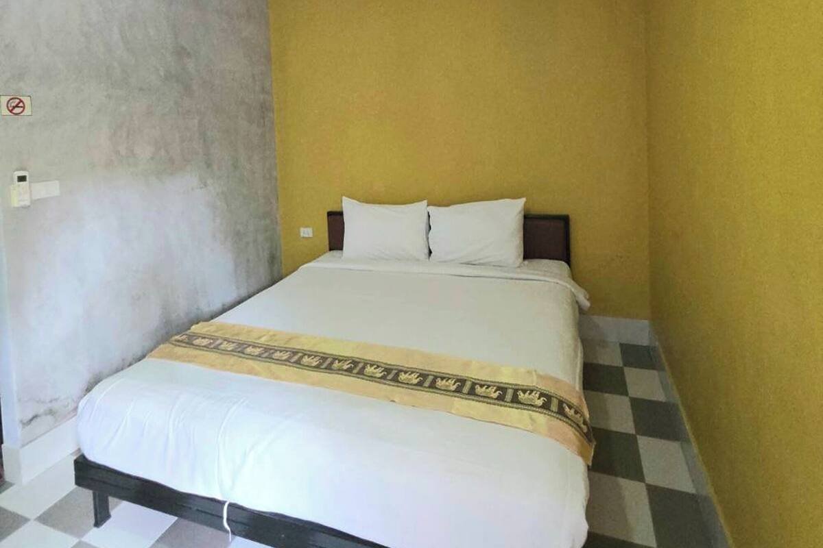 Standard Double Room | Desk, WiFi (free), bed sheets