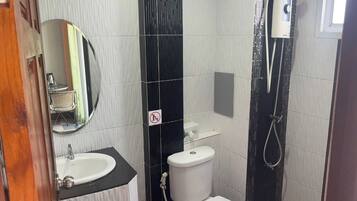 Habitación Deluxe doble | Baño | Ducha, artículos de higiene personal gratuitos y toallas
