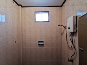 家庭客房 | 浴室 | 淋浴設備、免費梳洗用品