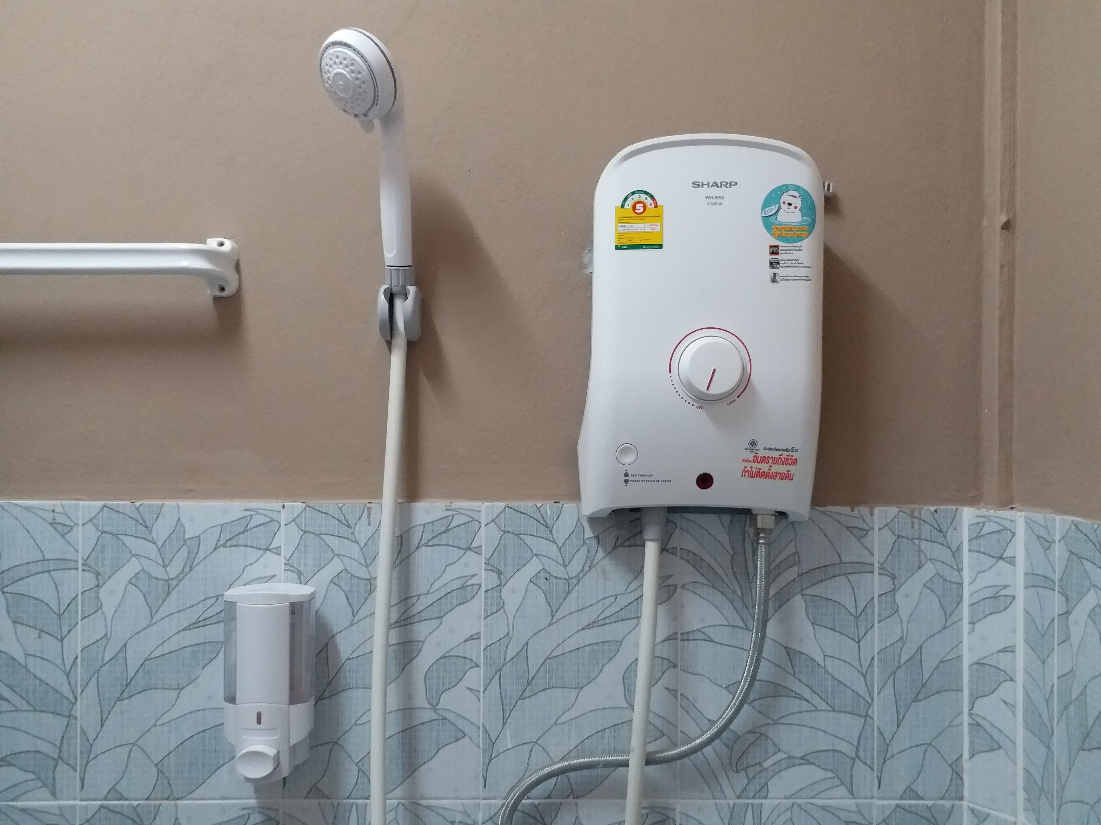 Twin Room | Bathroom amenities | Shower, bidet, towels