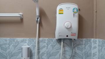 Twin Room | Bathroom amenities | Shower, bidet, towels