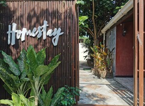 Pintu masuk properti