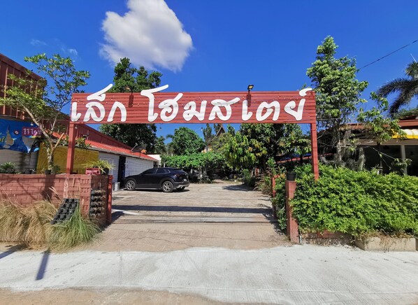 Front of property - Lek Homestay (Si Racha)