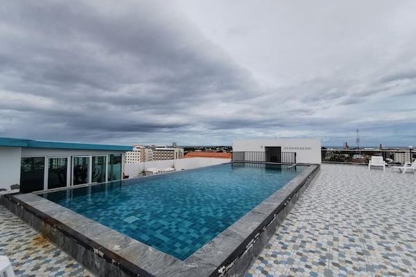 Una piscina al aire libre