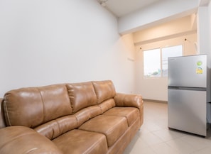 Deluxe Double Room | Living area | 32-inch flat-screen TV with cable channels, TV