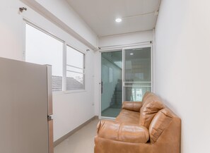 豪華雙人房 | 起居區 | 32-吋平面電視、有線頻道、電視