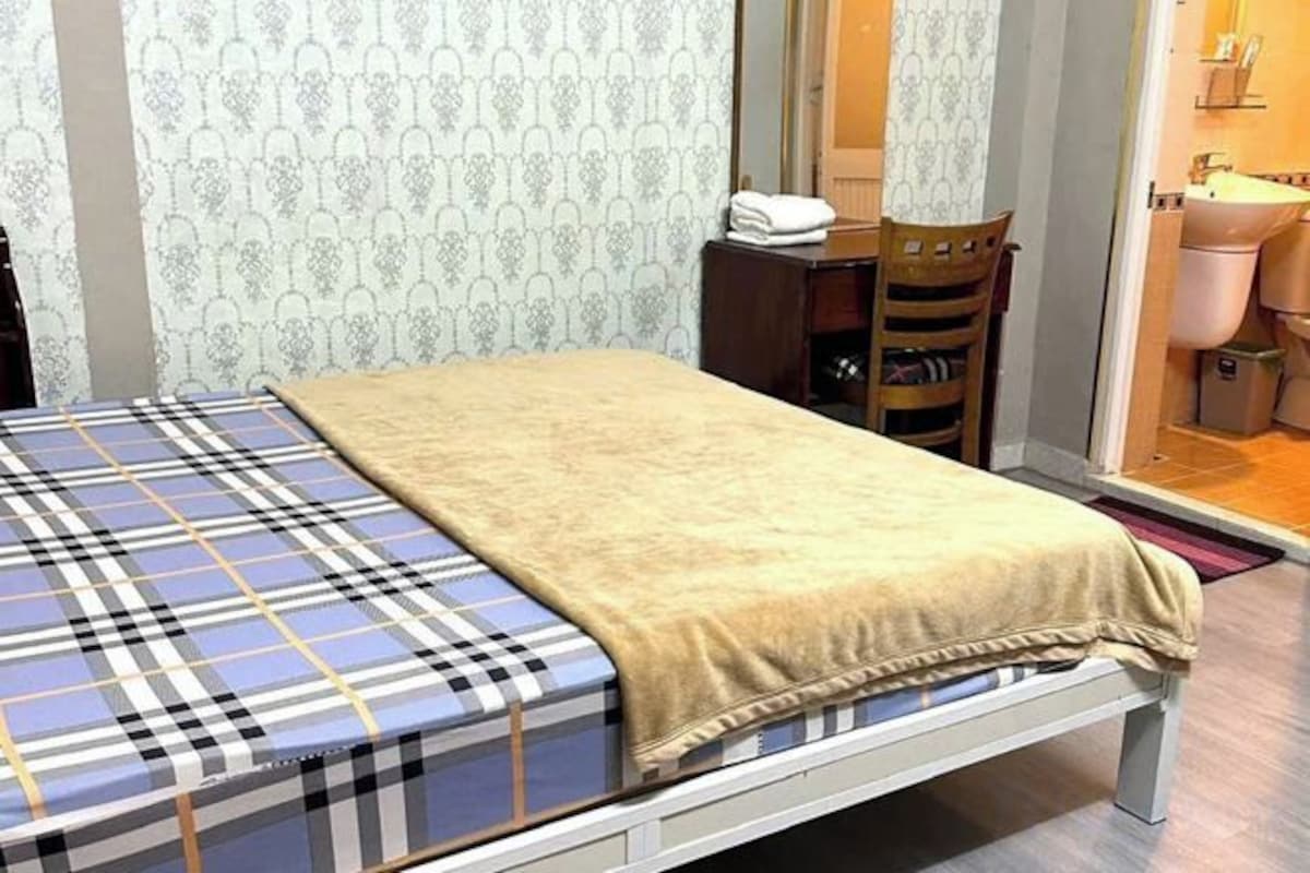 Escritorio, wifi gratis, ropa de cama