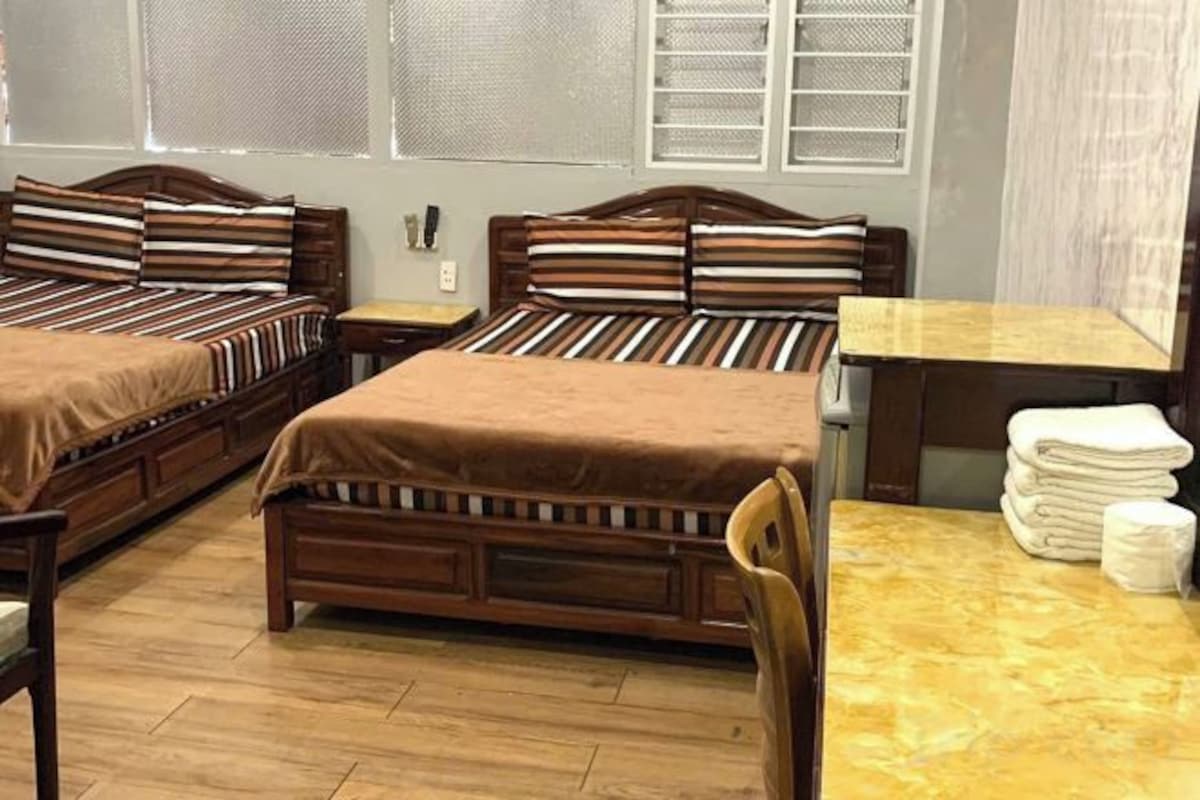 Escritorio, wifi gratis, ropa de cama
