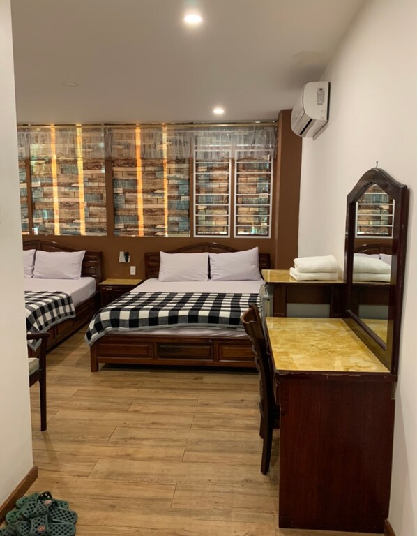 Superior Family | Desk, free WiFi, bed sheets - Hoang Yen Nhi Hotel (Ho Chi Minh City)