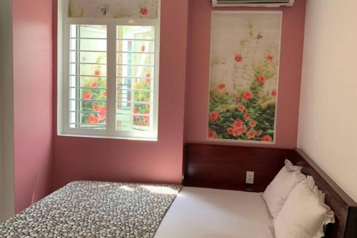 Escritorio, wifi gratis y ropa de cama