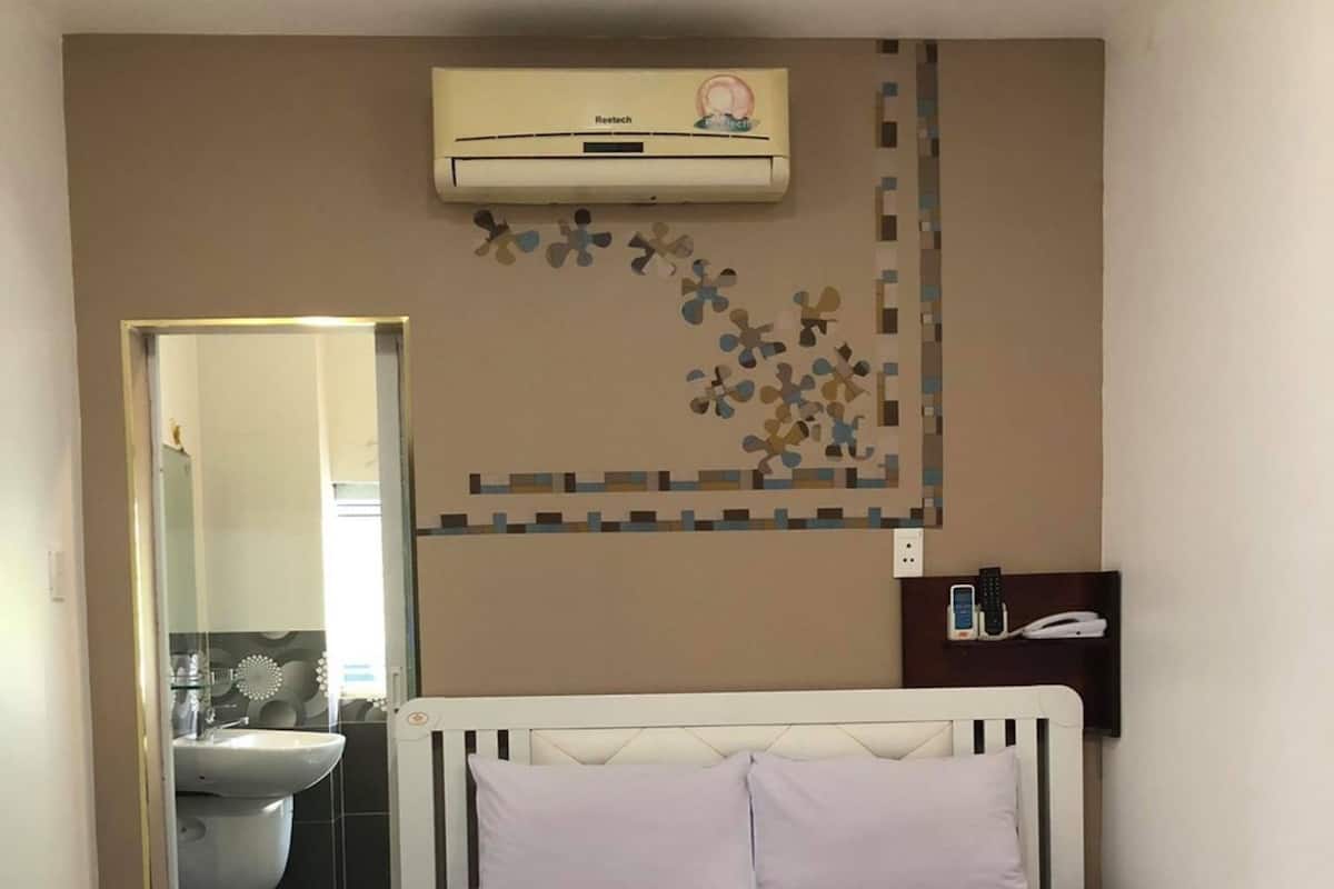 Standard Double Room | Desk, free WiFi, bed sheets