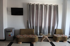 Minibar, escritorio, wifi gratis y ropa de cama 