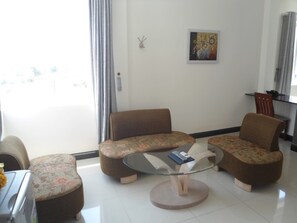 Minibar, escritorio, wifi gratis y ropa de cama 