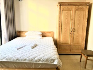 Escritorio, wifi gratis y ropa de cama 