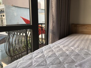 Quarto casal superior, sacada | Escrivaninha, Wi-Fi de cortesia, roupa de cama