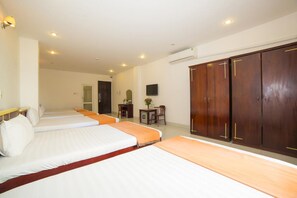 Desk, free WiFi, bed sheets - House Land Hotel Da Nang (Da Nang)