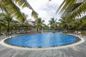 Kolam renang outdoor